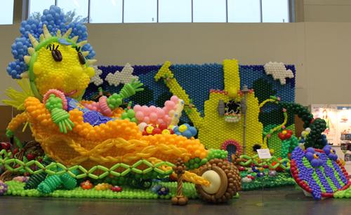 Fifi virágoskertje lufiszobor 34 óra alatt készült el