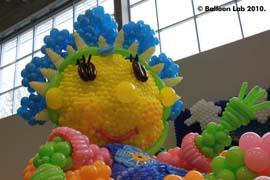 Fifi virágoskertje lufiszobor 32 ezer lufiból