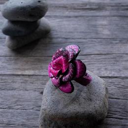 Állítható rózsa alakú bőr gyűrű - pink