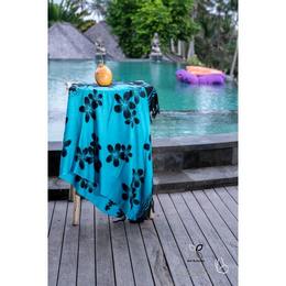 Frangipáni mintás fekete - kék átlós sarong