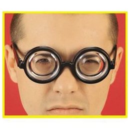 Gyogyi Szemüveg - torzítós lencséjű, kerek, fekete kerettel