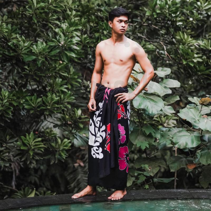 Fekete alapon fehér gekkó és pink hibiszkusz mintás prémium sarong