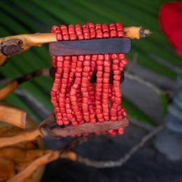 Többsoros rugalmas gyöngy karkötő fakerettel díszítve - piros